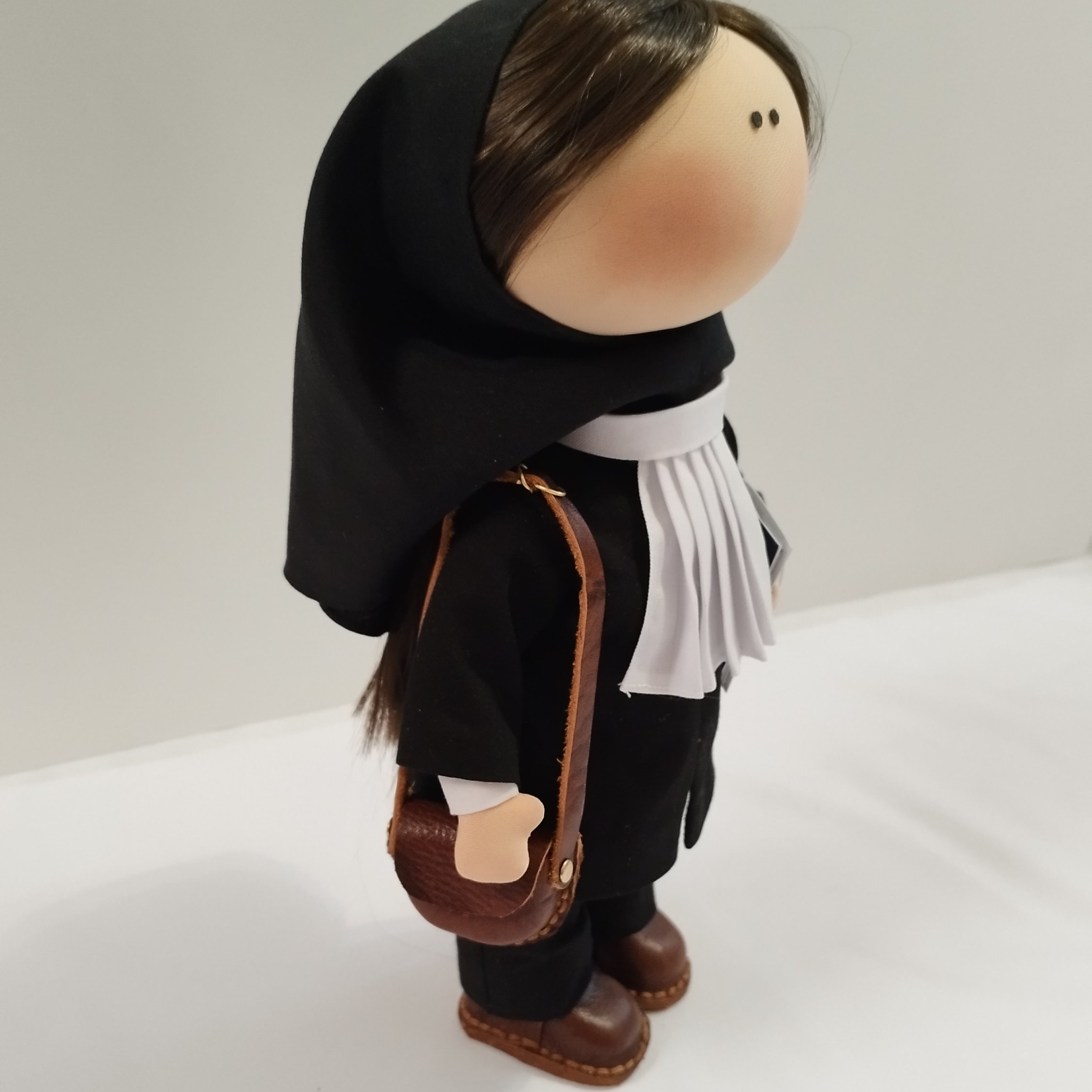 عروسک وکیل روسی با لباس مخصوص وکالت وکیف و کفش چرم طبیعی و کتاب قانون و 