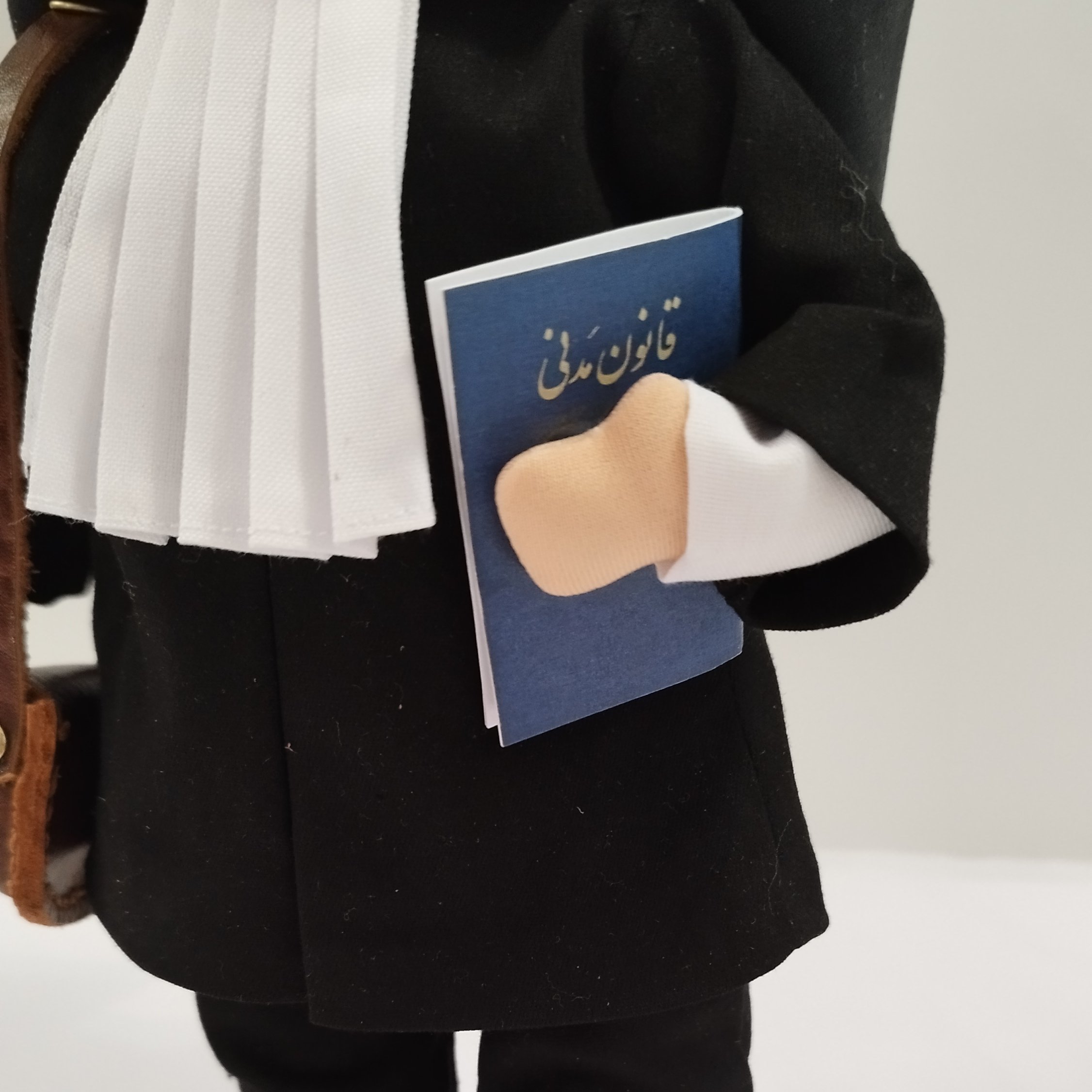 عروسک وکیل روسی با لباس مخصوص وکالت وکیف و کفش چرم طبیعی و کتاب قانون و 