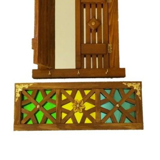 پنجره سنتی با طاقچه چوبی با آینه و شیشه رنگی
