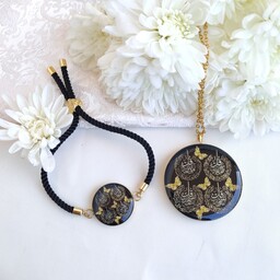 گردنبند و دستبند رزینی چهارقل طرح مشکی پروانه طلایی