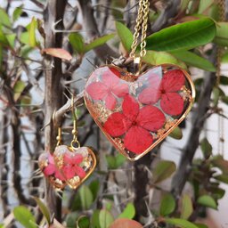 ست قلب رزینی با گل هورتانسیا قرمز. گردنبند دستبند و گوشواره 