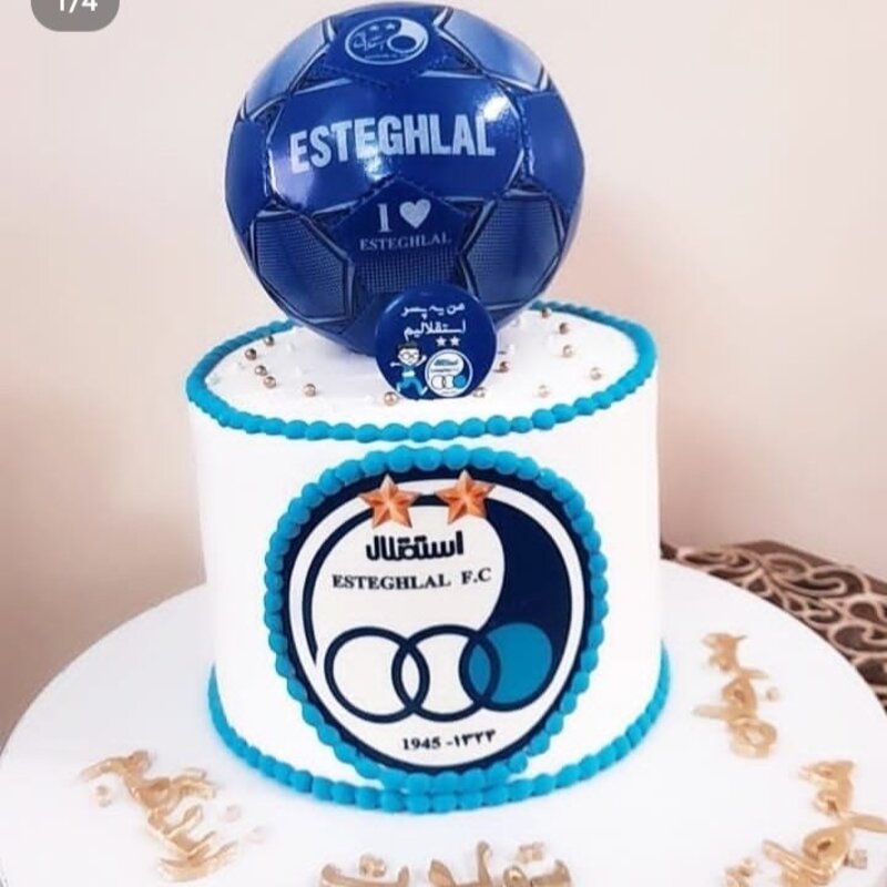 کیک تولد فوتبالی استقلال با توپ واقعی با  رنگ ابی و تزیینات فوندانت 