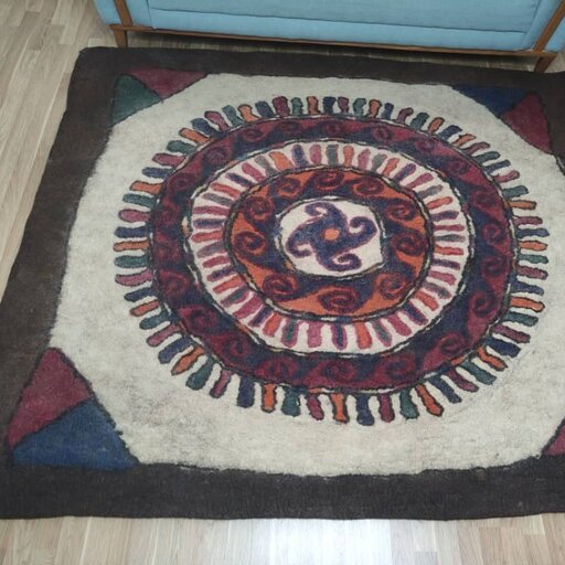 نمد فرش دستبافت بانوی ترکمن طرح سنتی