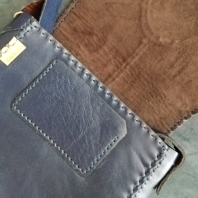 کیف زنانه چرم طبیعی دست دوز مدل لعیا رنگ سرمه ای با بند بلند 