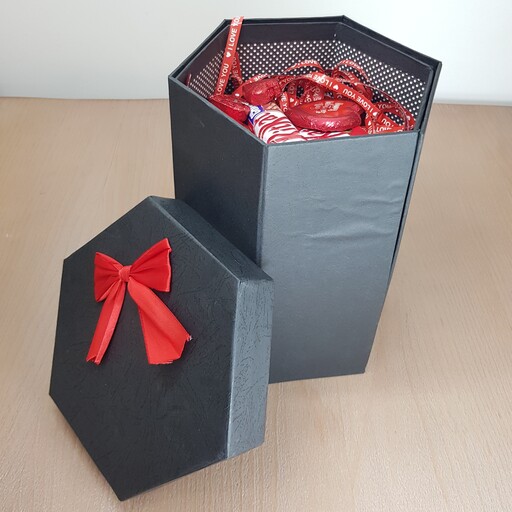 باکس هدیه ولنتاین مدل سوپرایزی لاکچری با تم قرمز مشکی