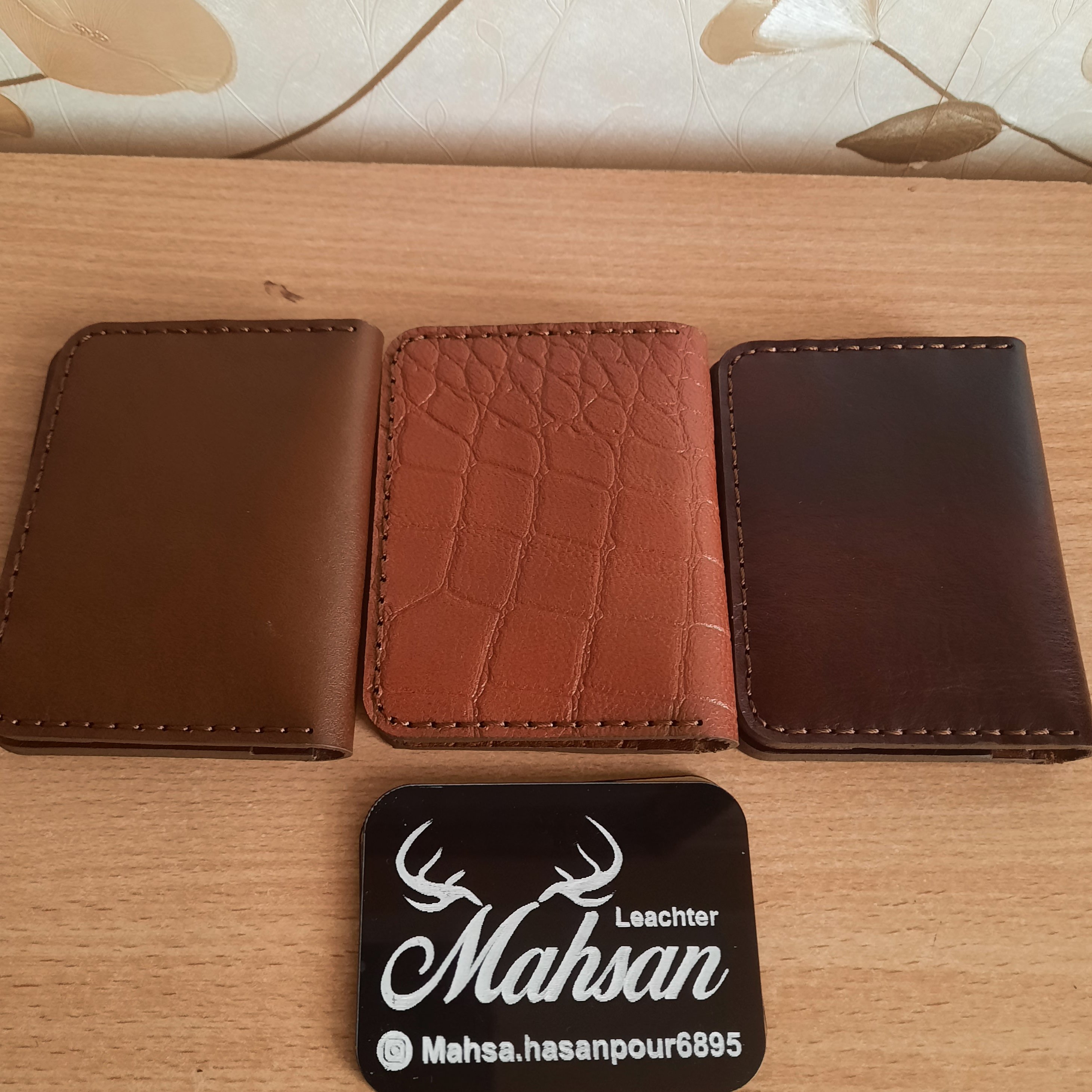 جاکارتی چرم طبیعی دست دوز ابعاد10*7و رنگ مطابق تصویر دوخته شده با نخ موم زده ترک