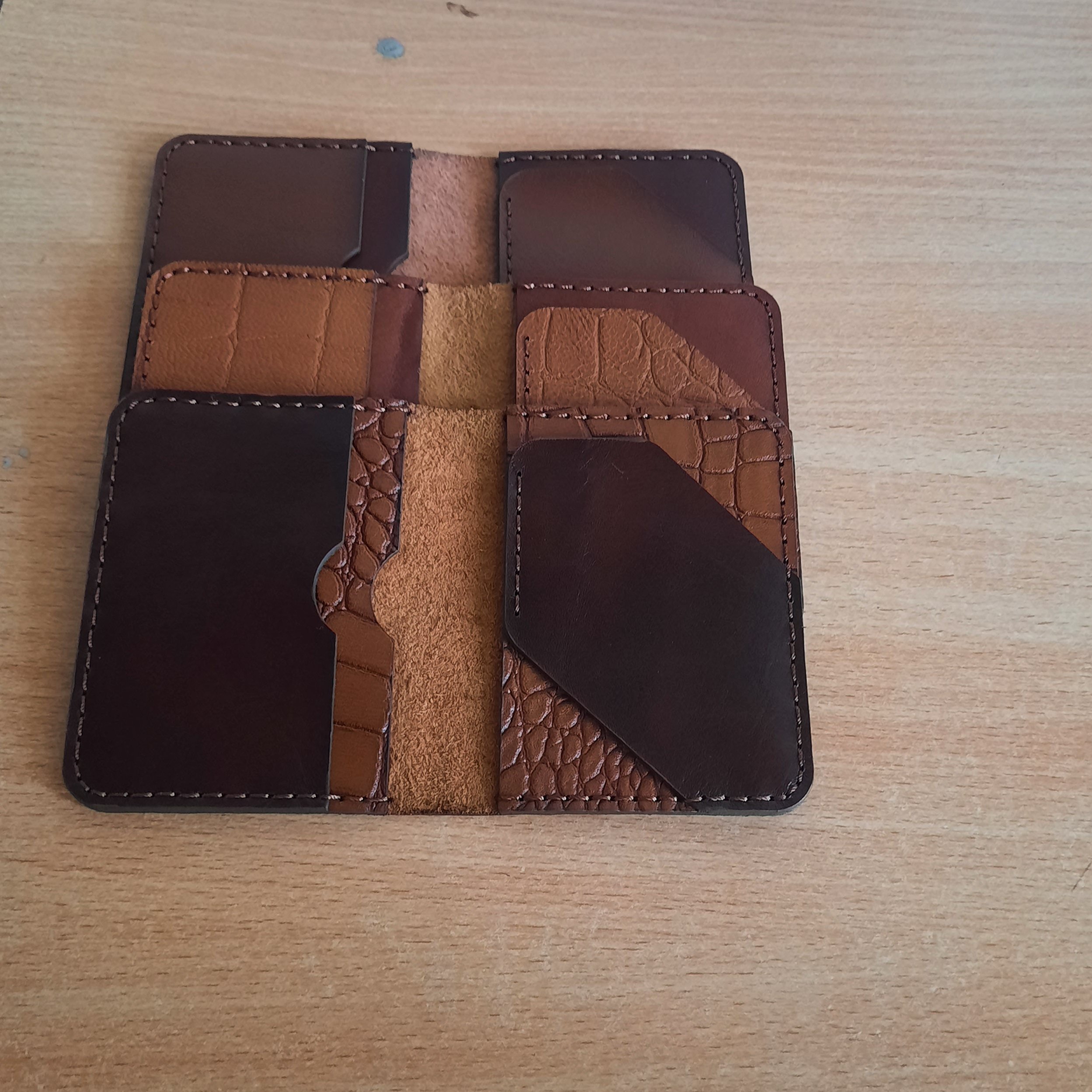 جاکارتی چرم طبیعی دست دوز ابعاد10*7و رنگ مطابق تصویر دوخته شده با نخ موم زده ترک