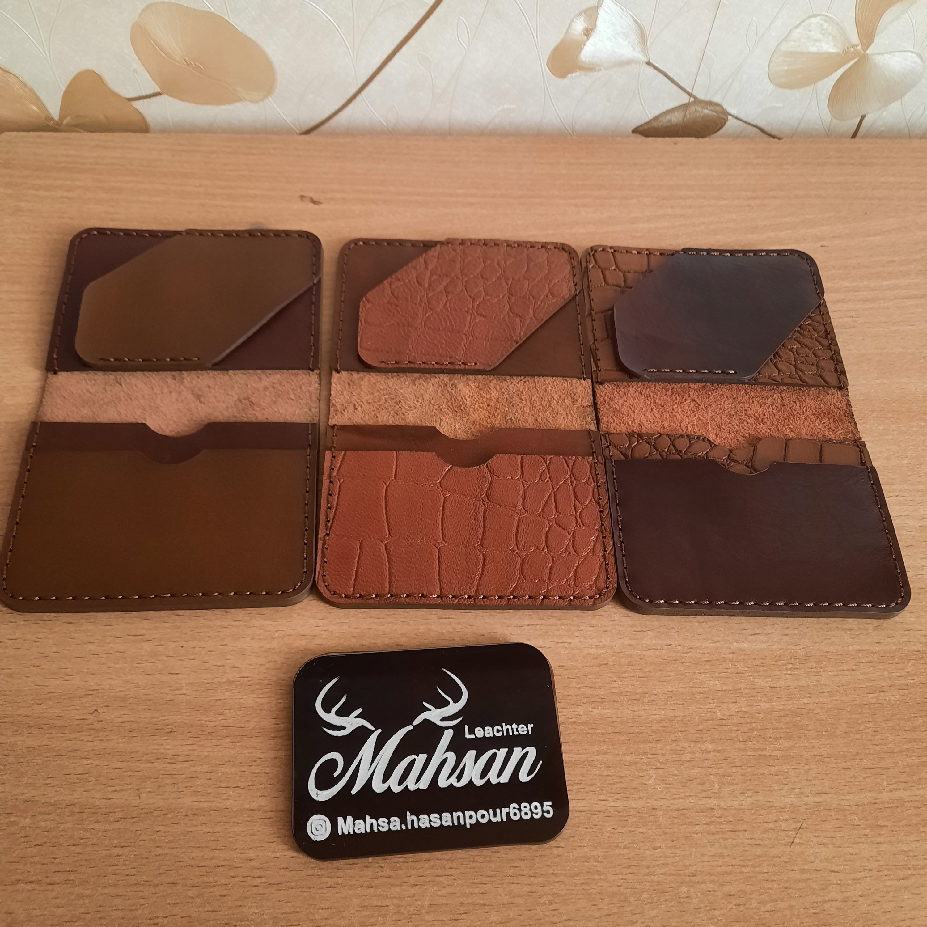 جاکارتی چرم طبیعی دست دوز ابعاد10*7و رنگ مطابق تصویر دوخته شده با نخ موم زده ترک