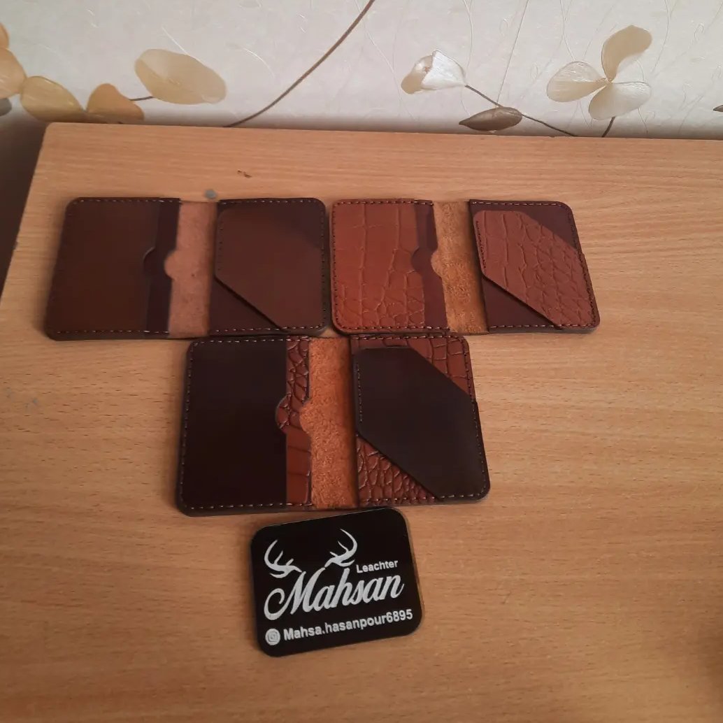 جاکارتی چرم طبیعی دست دوز ابعاد10*7و رنگ مطابق تصویر دوخته شده با نخ موم زده ترک