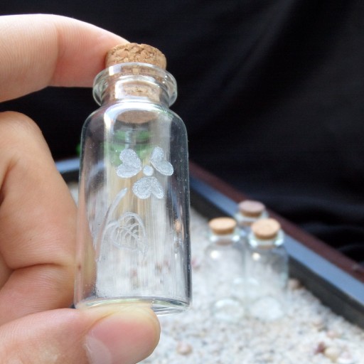 بطری شیشه 15 cc حکاکی شده دستی با طرح گل قلب