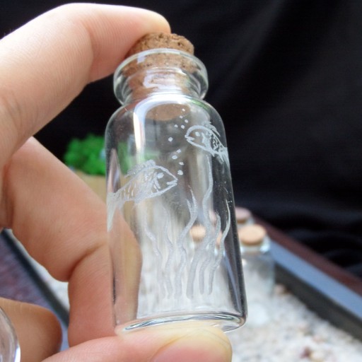 بطری آرزو شیشه ای 15 cc حکاکی شده دست ساز طرح آکواریوم