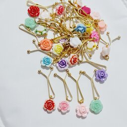 پک 30 عددی گیره روسری آویز دار گل سرامیکی موجود به صورت عمده دارای رنگبندی