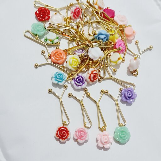 پک 30 عددی گیره روسری آویز دار گل سرامیکی موجود به صورت عمده دارای رنگبندی