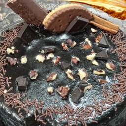 کیک خیس کاکائویی  باروکش شکلات وگردو مناسب تولد