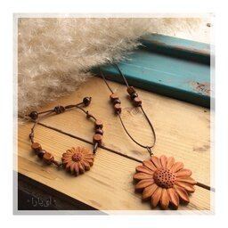 ست گردنبند و دستبند چوبی گل بابونه - دستساز