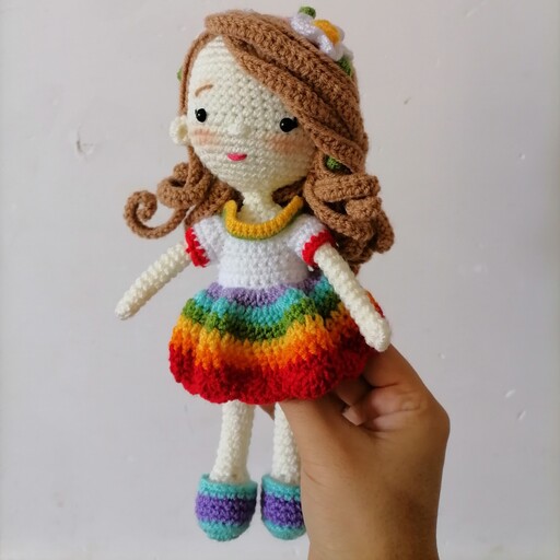 عروسک دستبافت  دختر با لباس رنگین کمانی ارسال رایگاااان 