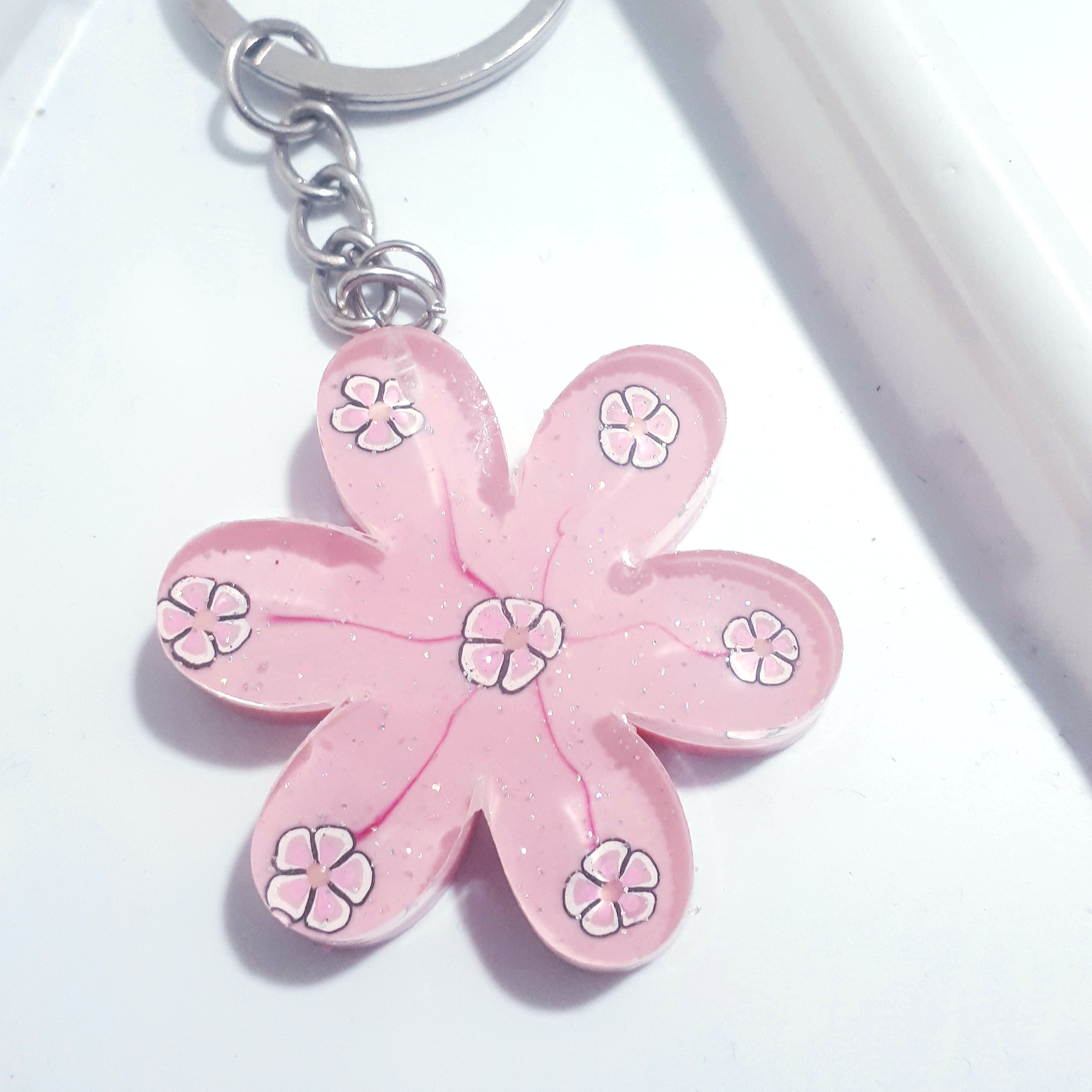 جاکلیدی و آویز کیف دخترانه رزینی رنگ صورتی ملایم