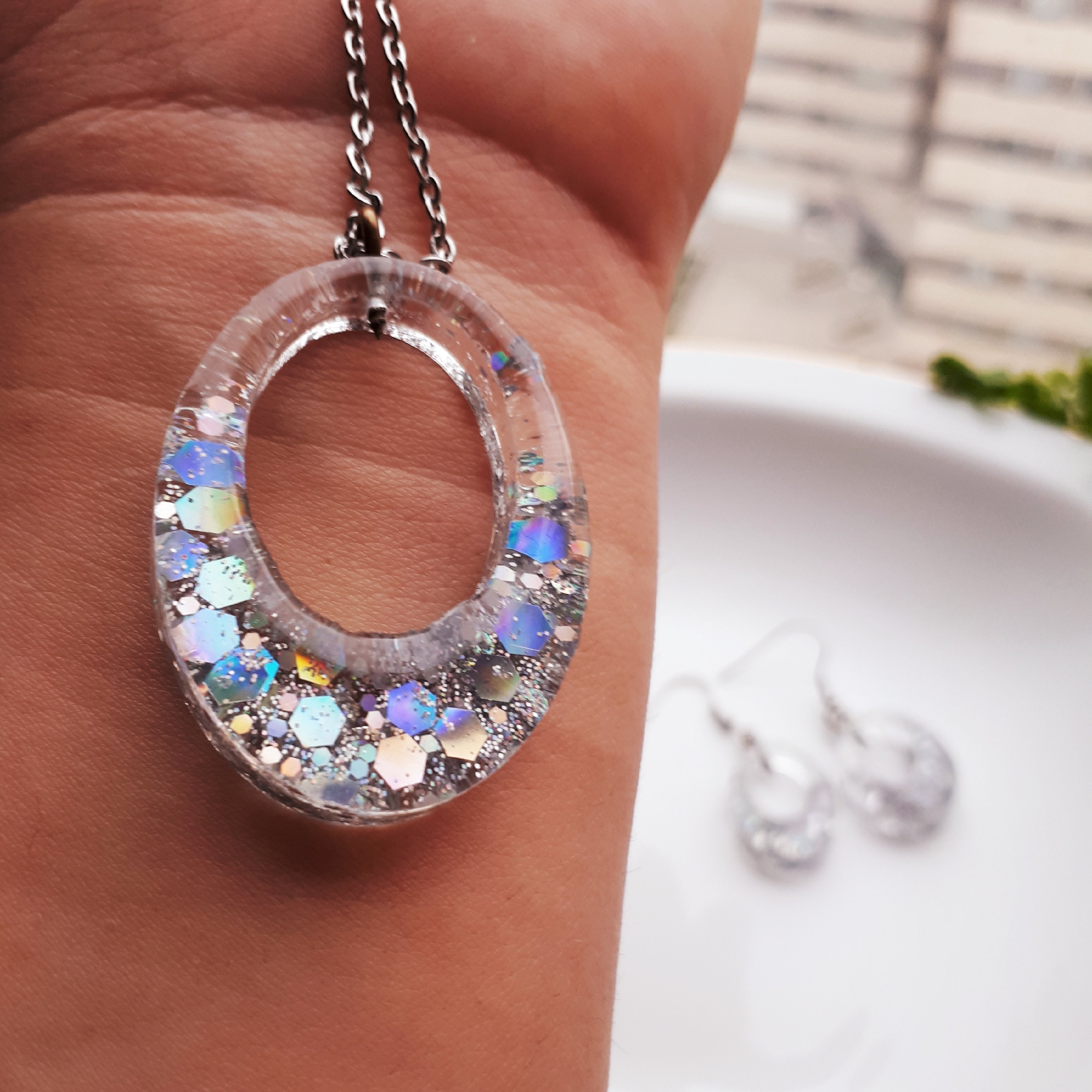 گردنبند و گوشواره ست رزینی کار شده با اکلیل مجیک بسیار سبک نشکن و ضد اب 