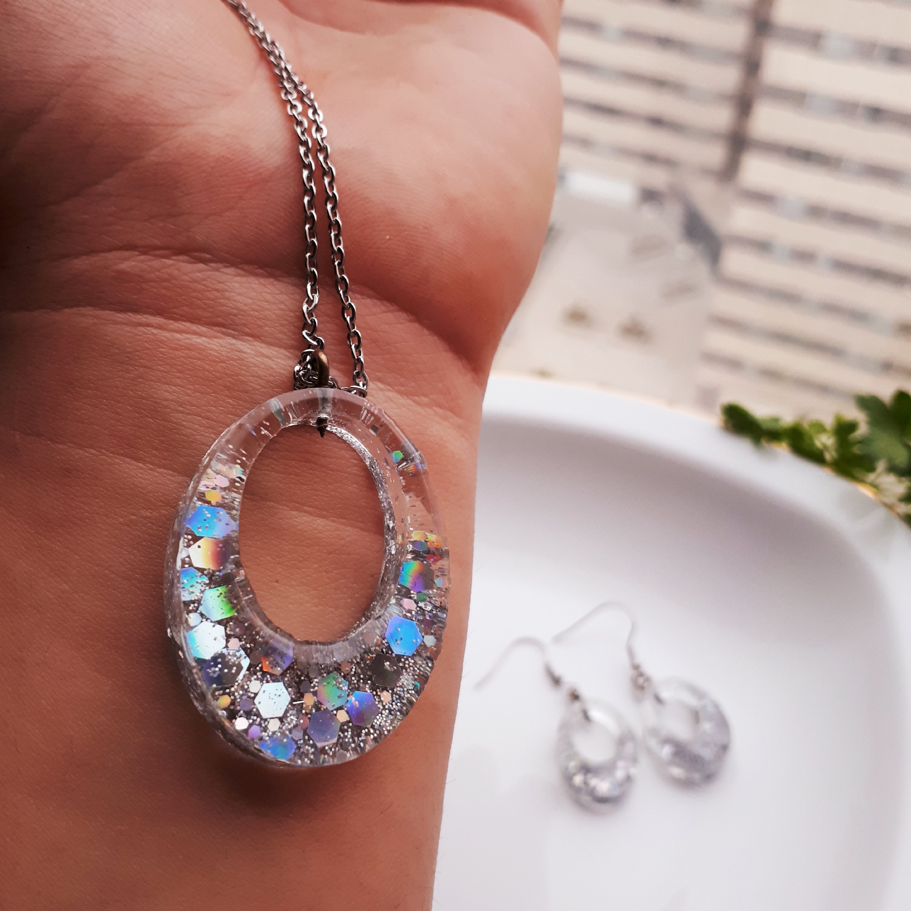 گردنبند و گوشواره ست رزینی کار شده با اکلیل مجیک بسیار سبک نشکن و ضد اب 