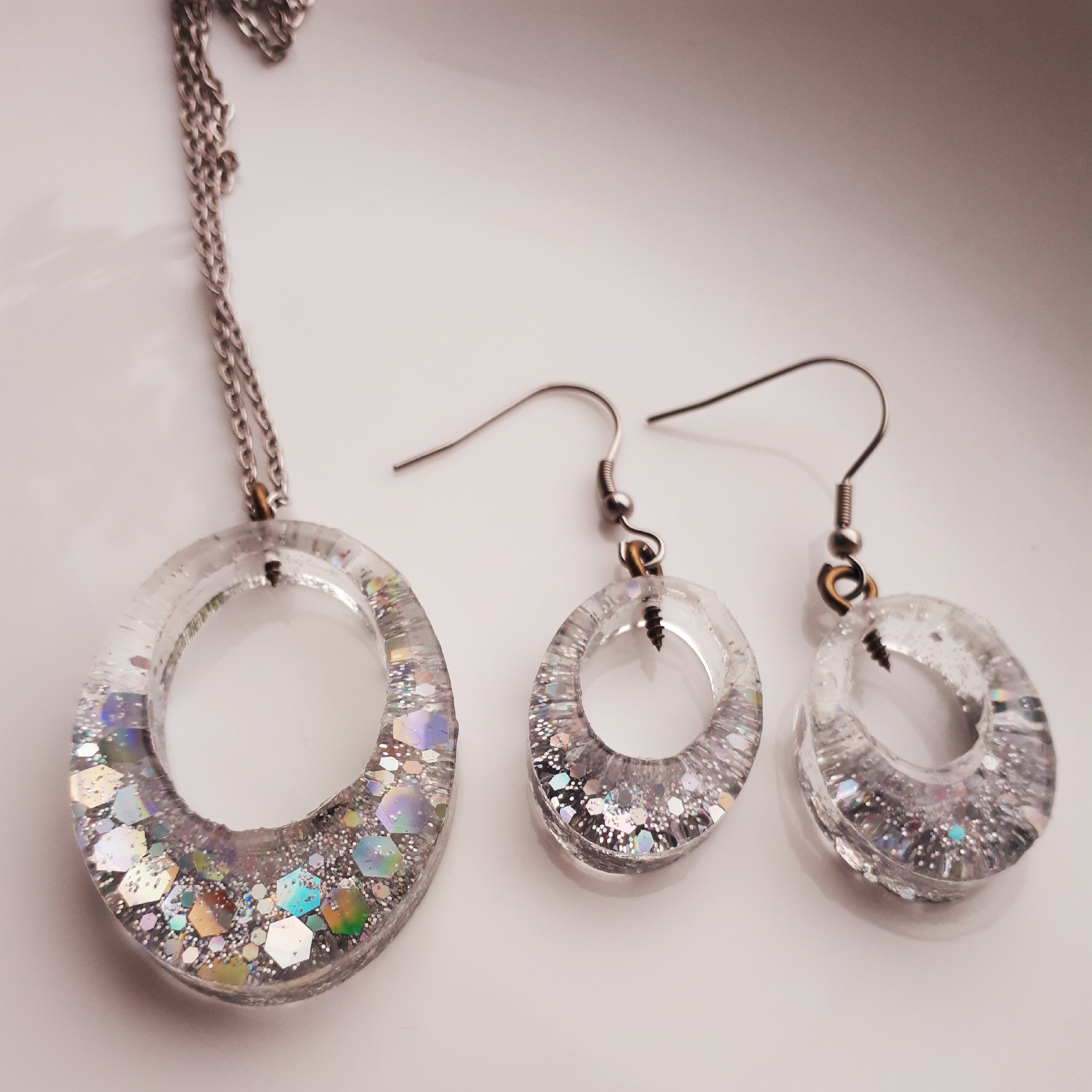 گردنبند و گوشواره ست رزینی کار شده با اکلیل مجیک بسیار سبک نشکن و ضد اب 