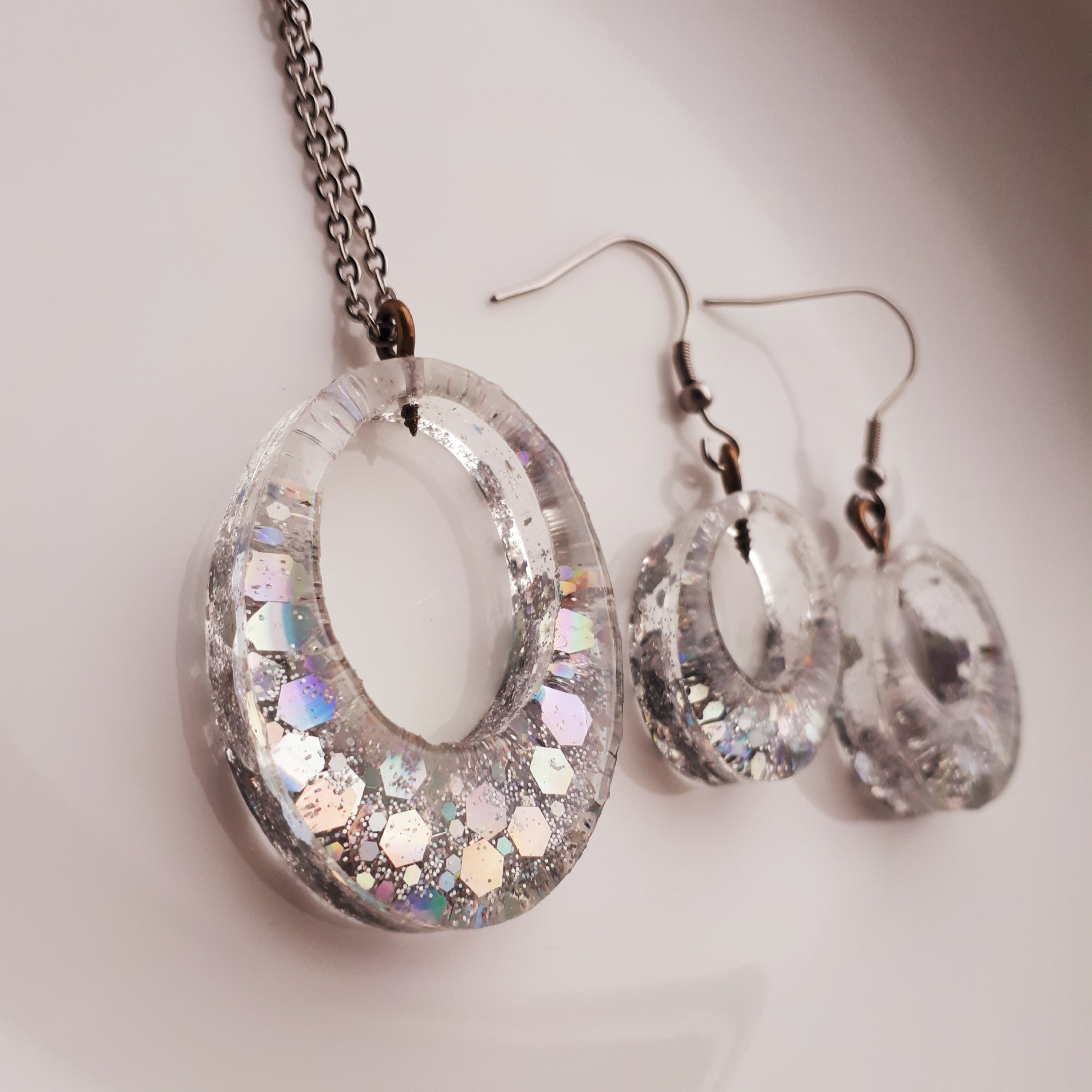 گردنبند و گوشواره ست رزینی کار شده با اکلیل مجیک بسیار سبک نشکن و ضد اب 