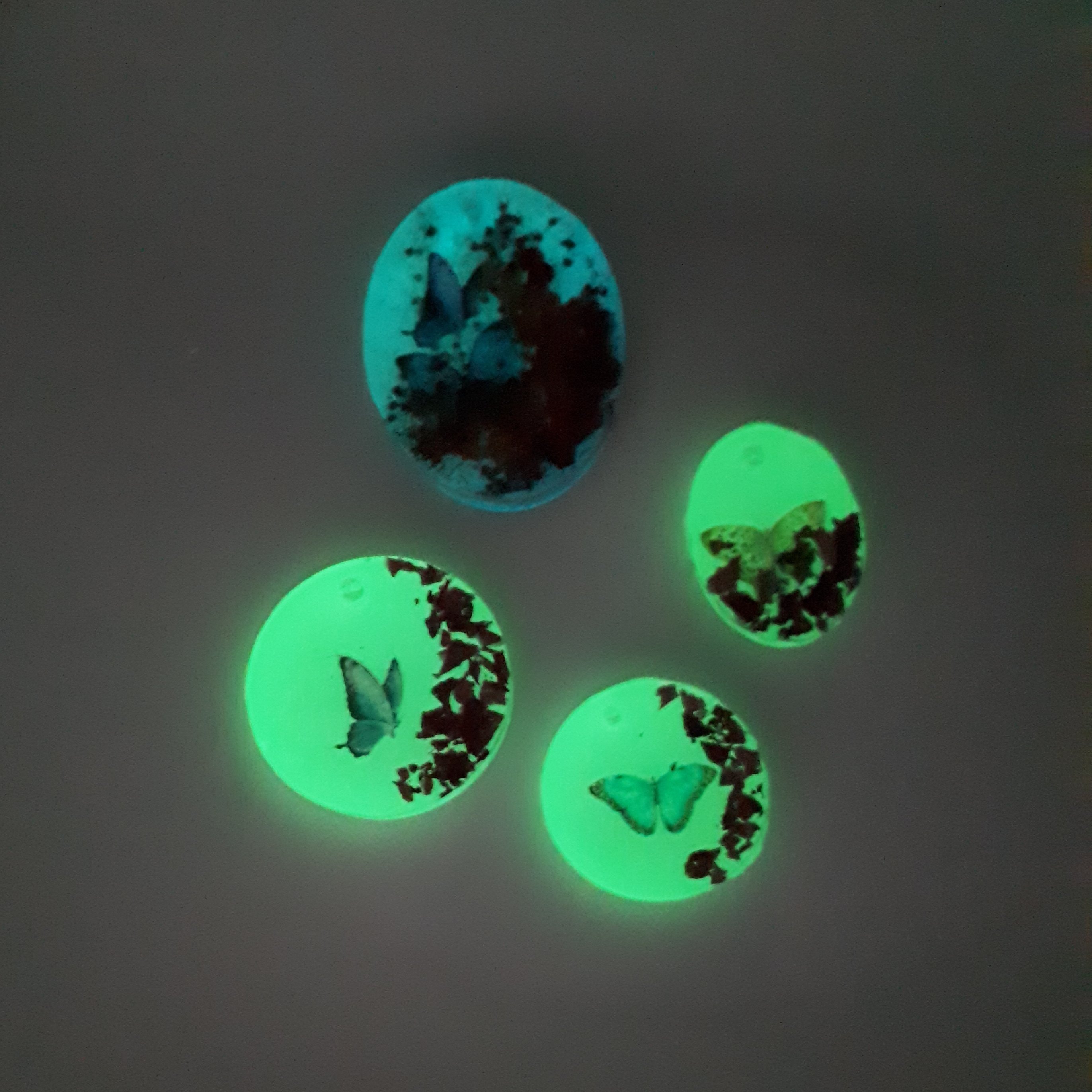 گردنبند یا گوشواره شبتاب،رزینی،گل و پروانه،بسیار سبک