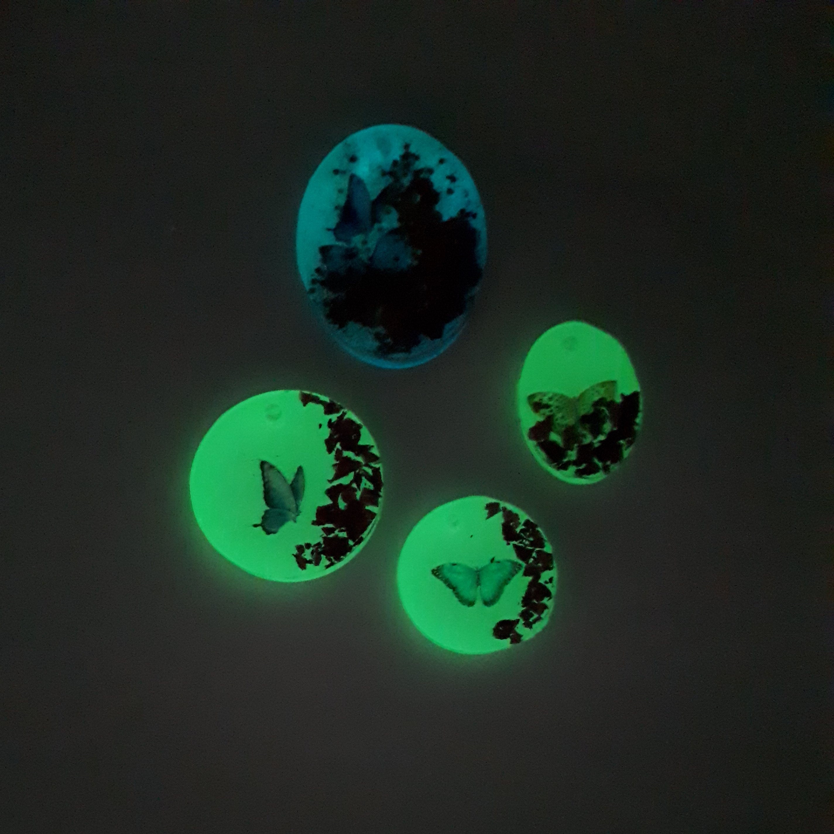 گردنبند یا گوشواره شبتاب،رزینی،گل و پروانه،بسیار سبک