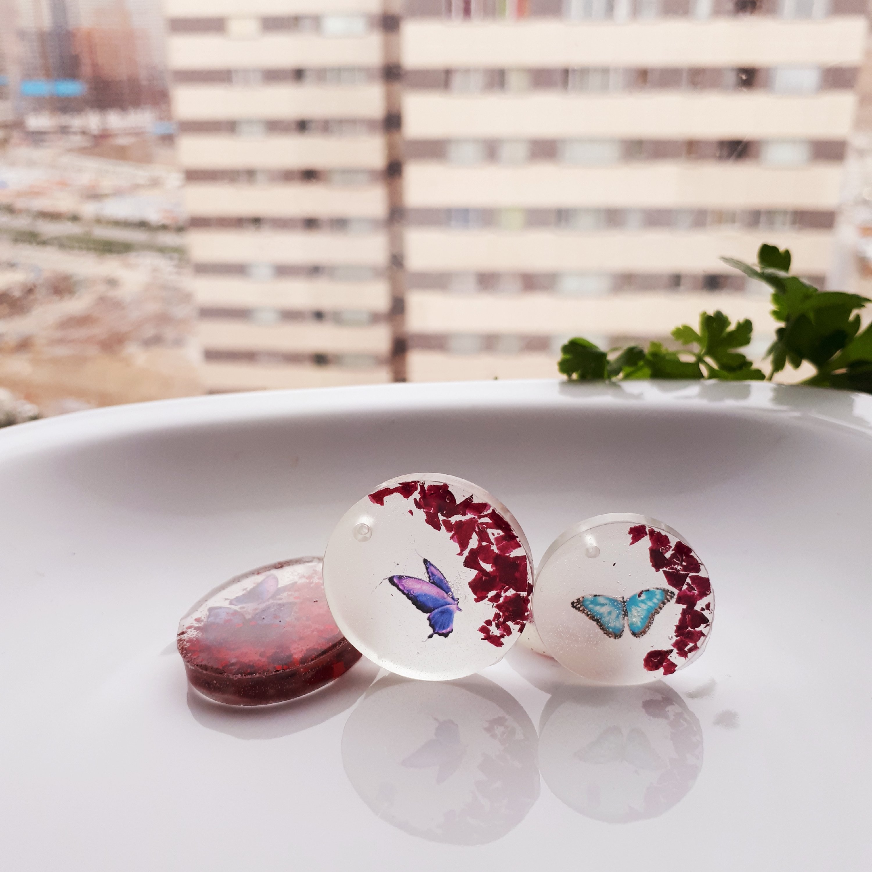 گردنبند یا گوشواره شبتاب،رزینی،گل و پروانه،بسیار سبک