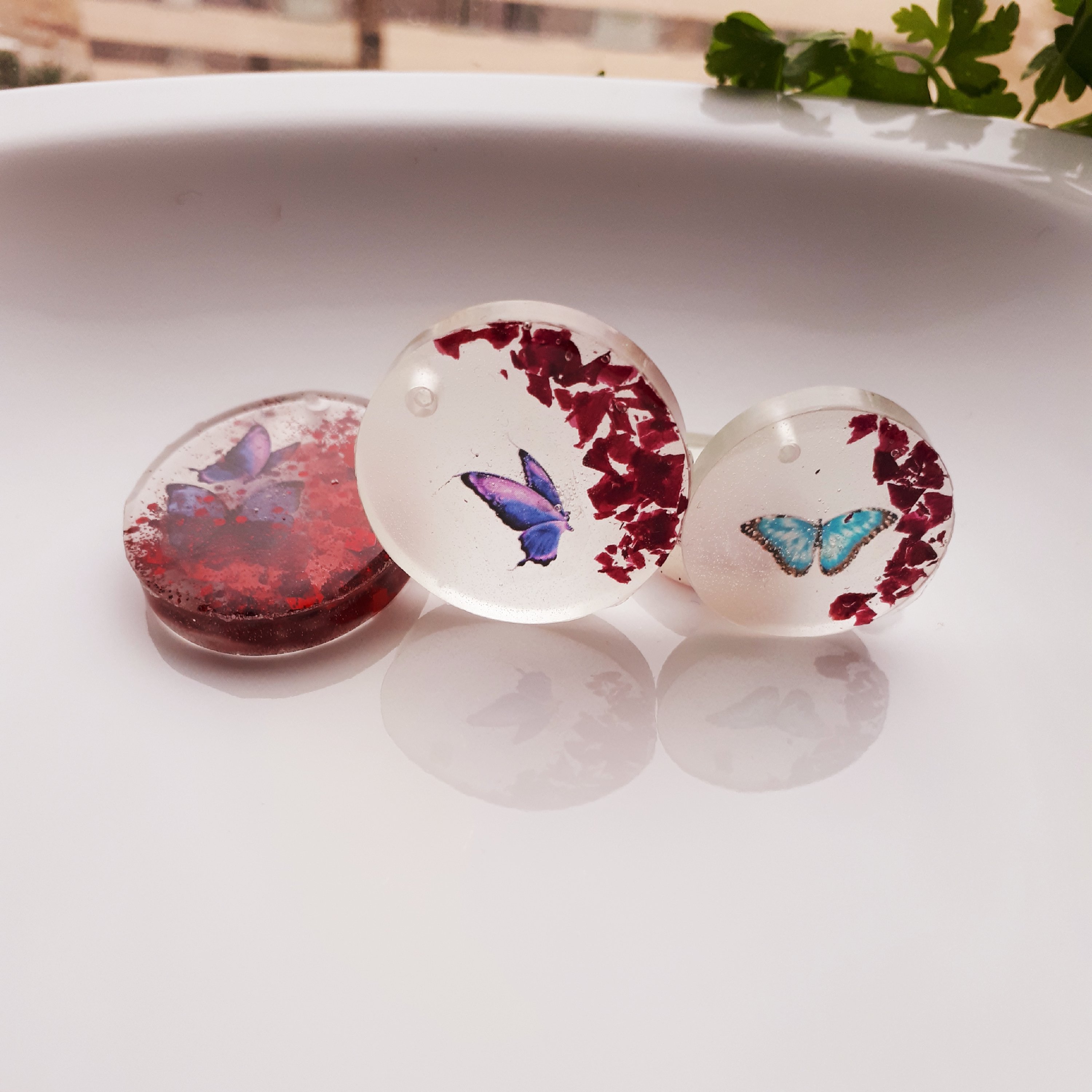 گردنبند یا گوشواره شبتاب،رزینی،گل و پروانه،بسیار سبک