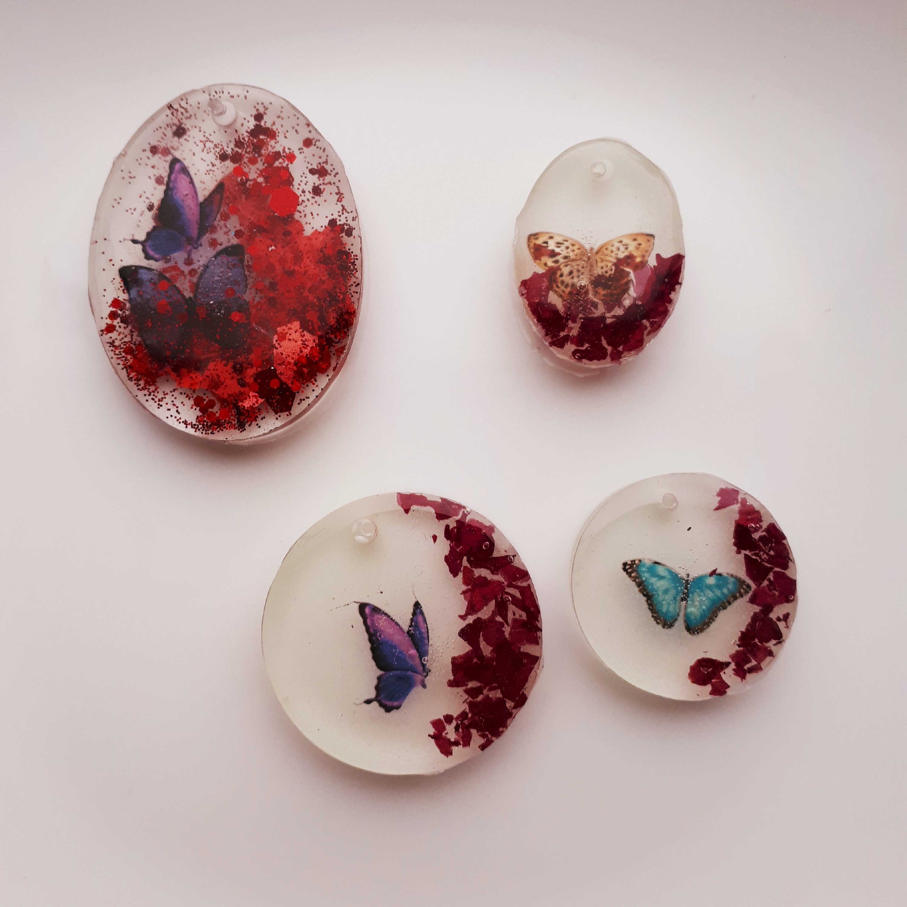 گردنبند یا گوشواره شبتاب،رزینی،گل و پروانه،بسیار سبک