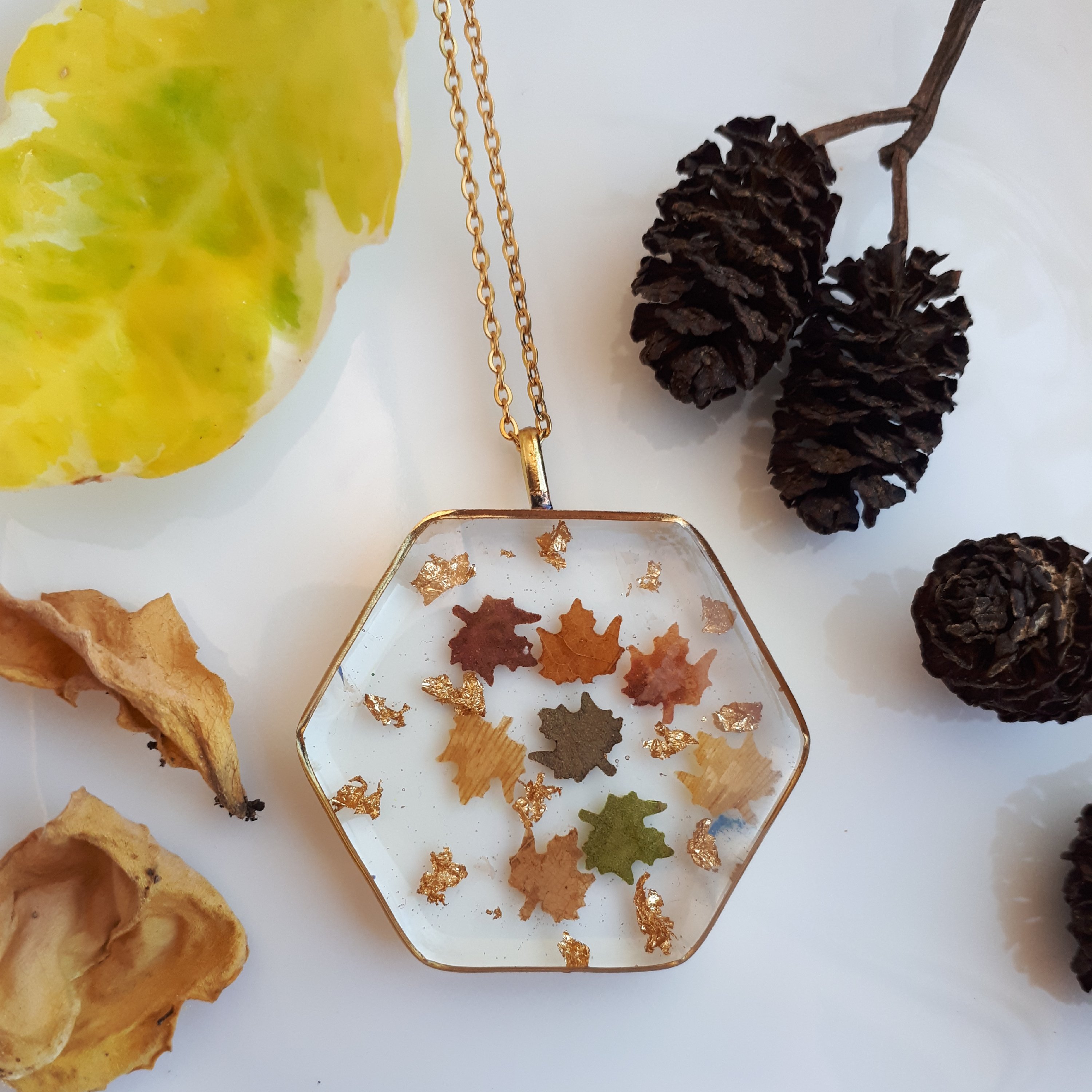 گردنبند پاییزی،ساخته شده با رزین و برگ پاییزی و ورق طلا،نشکن و ضد اب