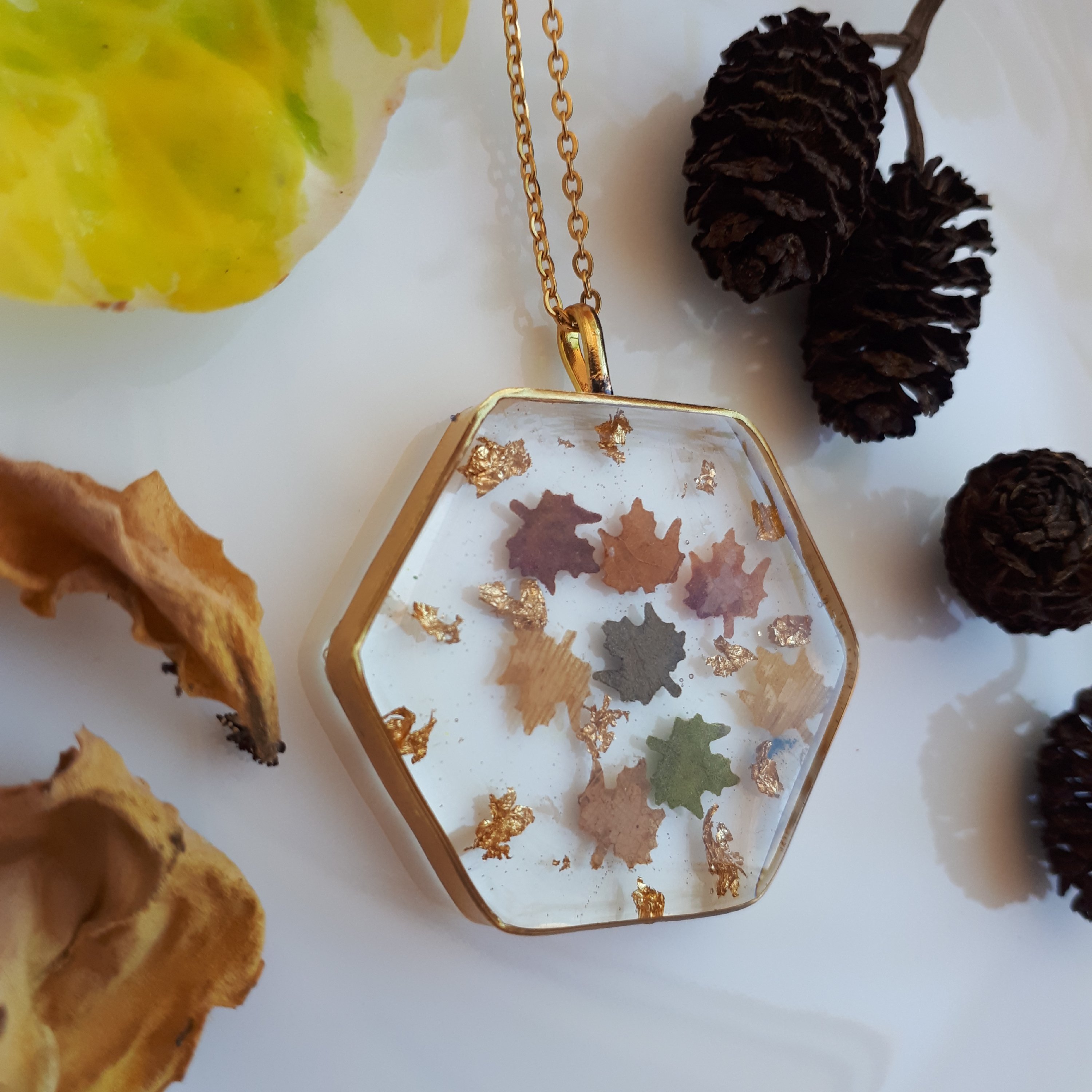 گردنبند پاییزی،ساخته شده با رزین و برگ پاییزی و ورق طلا،نشکن و ضد اب