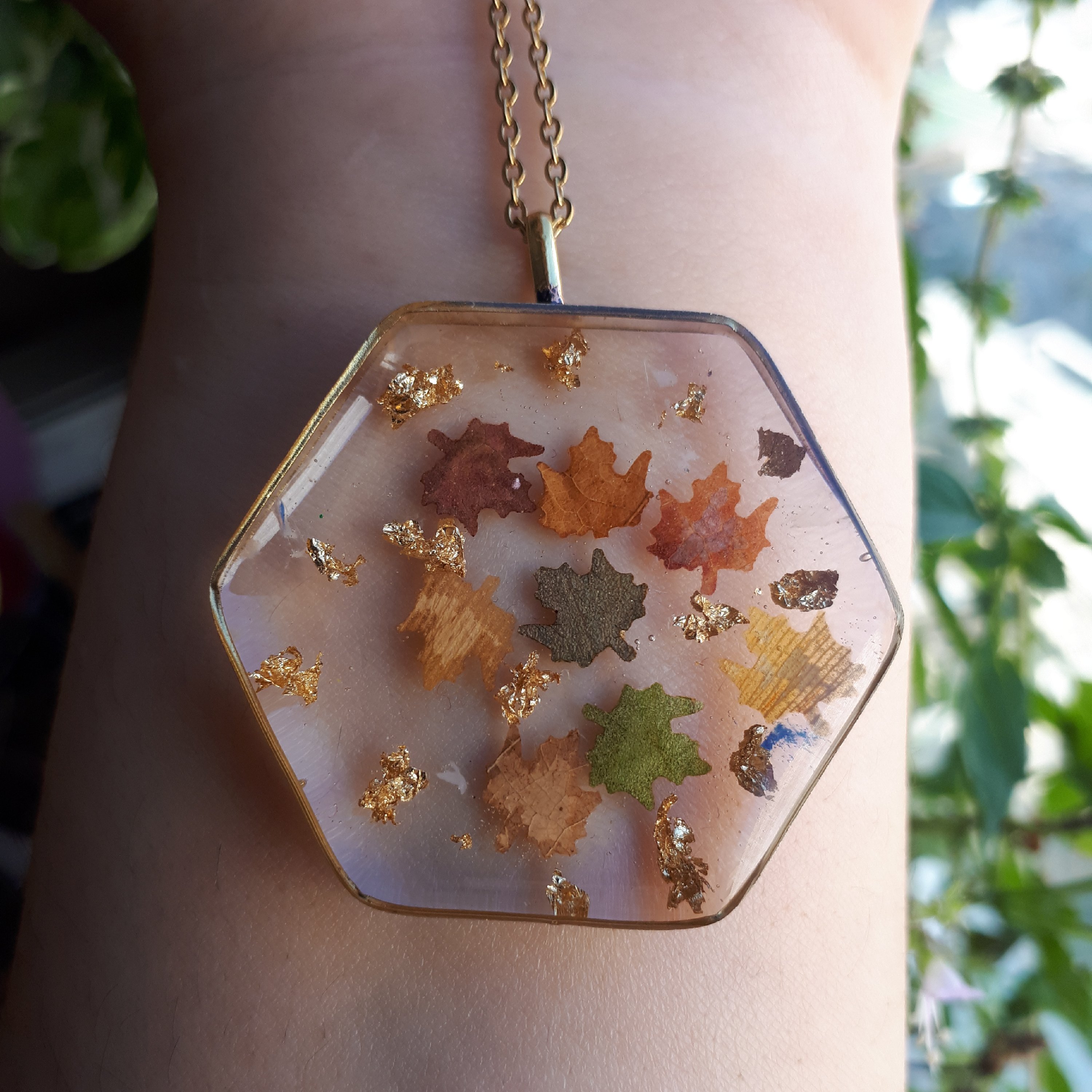 گردنبند پاییزی،ساخته شده با رزین و برگ پاییزی و ورق طلا،نشکن و ضد اب