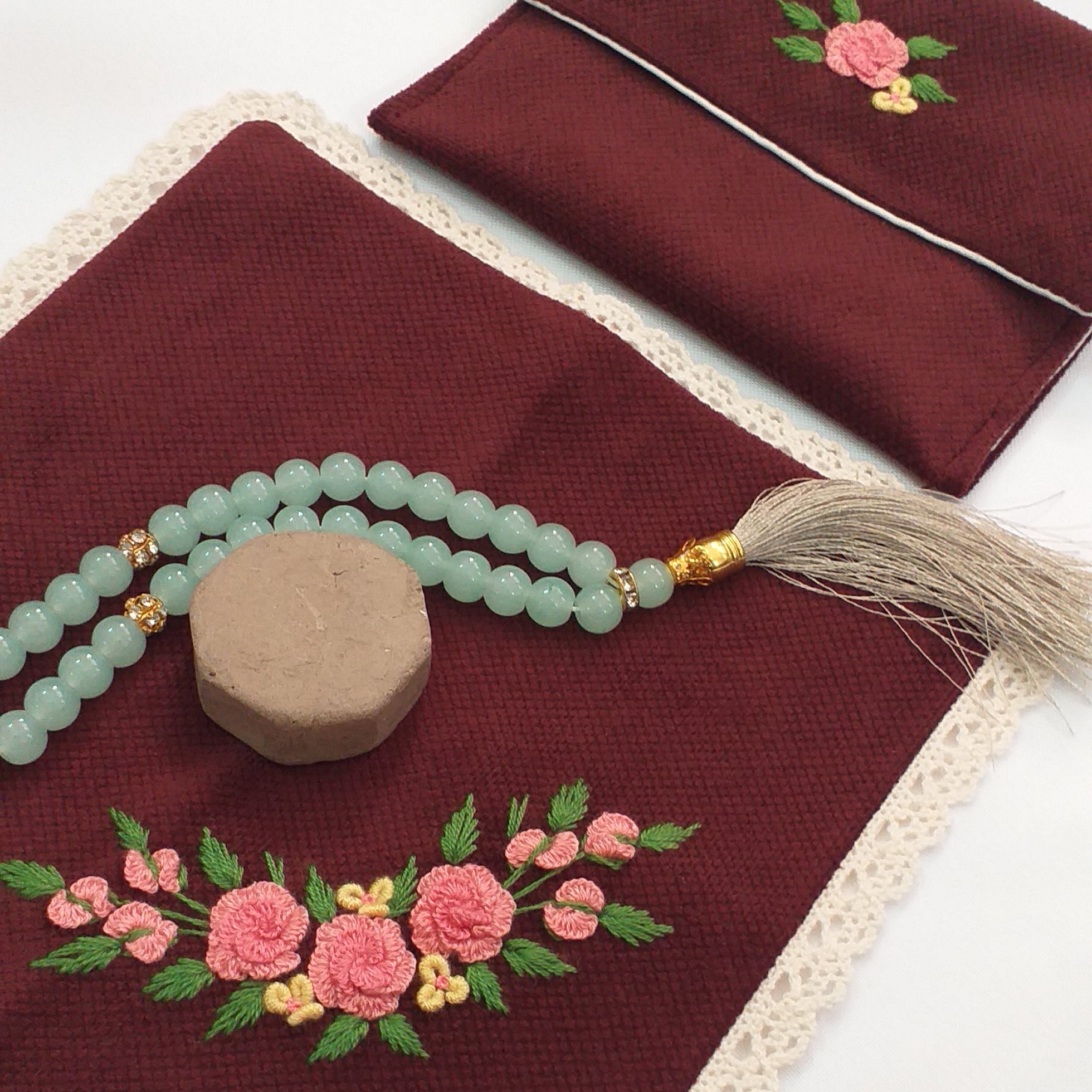 جانماز جیبی سایز کوچک گلدوزی شده دست دوز، رنگ زرشکی، طرح ریحان پرگل