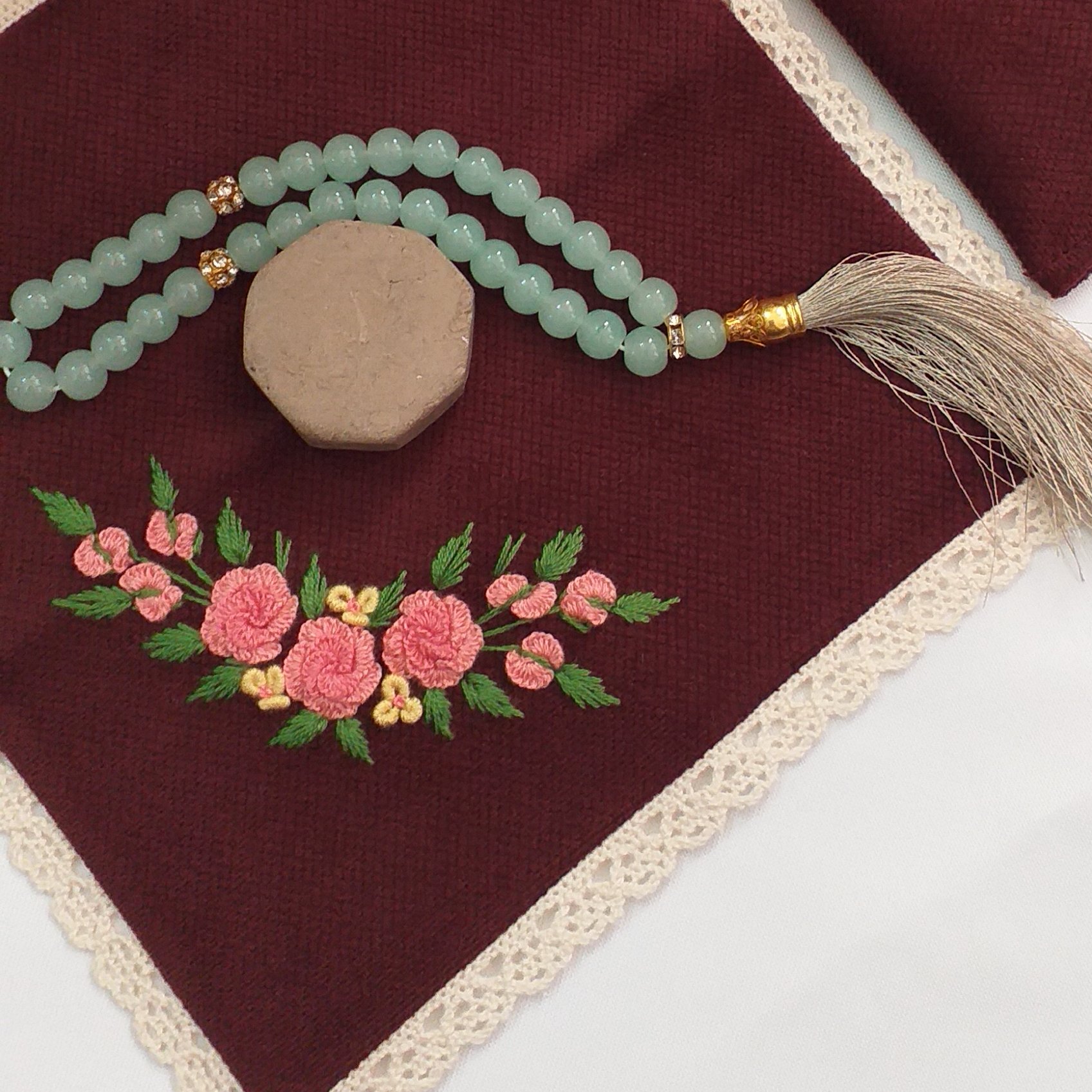 جانماز جیبی سایز کوچک گلدوزی شده دست دوز، رنگ زرشکی، طرح ریحان پرگل