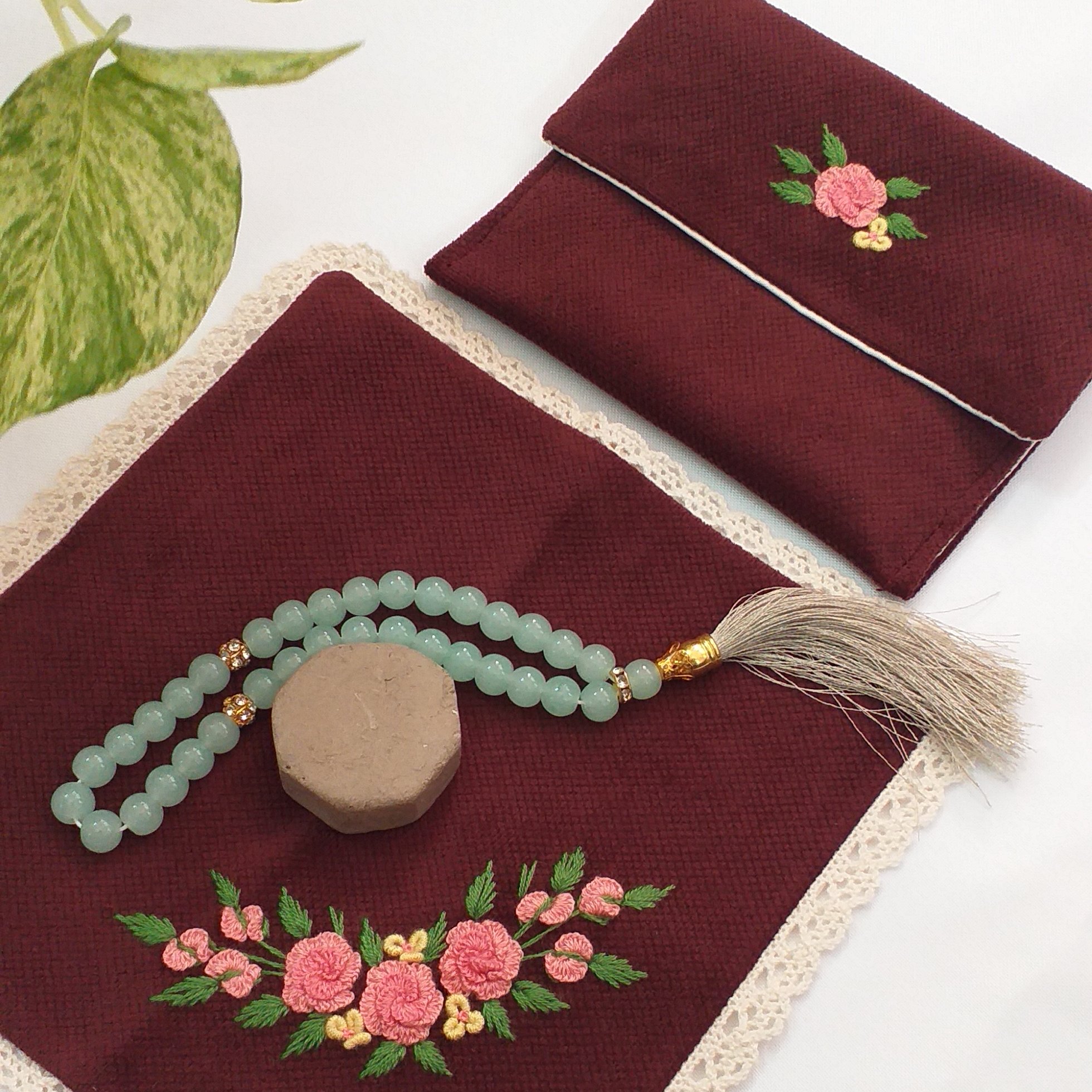 جانماز جیبی سایز کوچک گلدوزی شده دست دوز، رنگ زرشکی، طرح ریحان پرگل