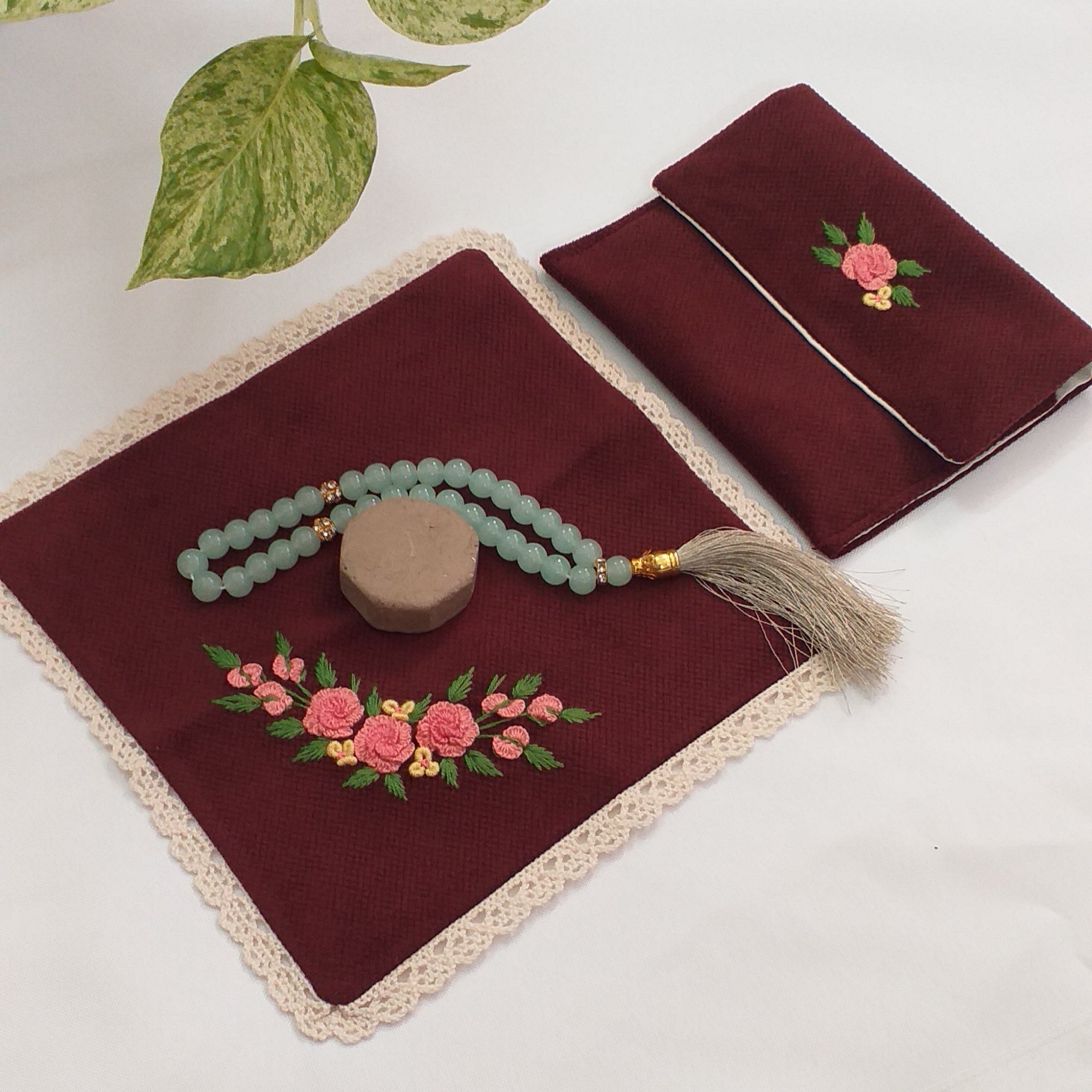 جانماز جیبی سایز کوچک گلدوزی شده دست دوز، رنگ زرشکی، طرح ریحان پرگل