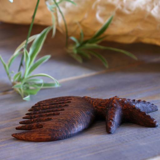 شانه  چوبی دست ساز طرح ستاره دریایی 