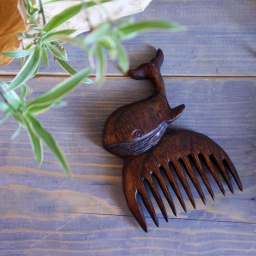 شانه چوبی  دست ساز  طرح نهنگ موبی دیک	 