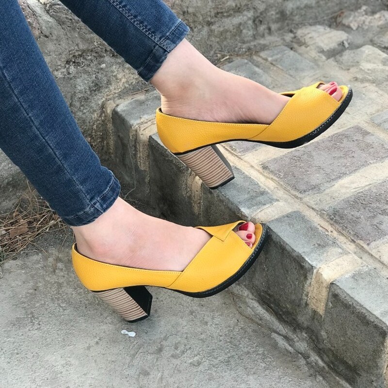 کفش چرم طبیعی تابستانی پاشنه دار مدل دلاویز رنگ زرد