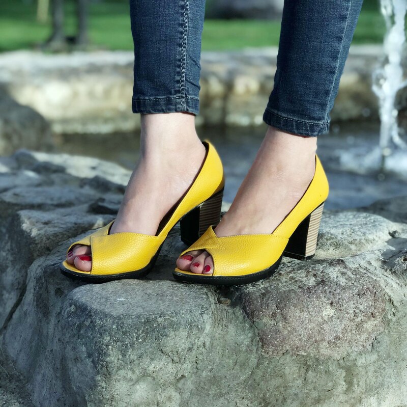 کفش چرم طبیعی تابستانی پاشنه دار مدل دلاویز رنگ زرد