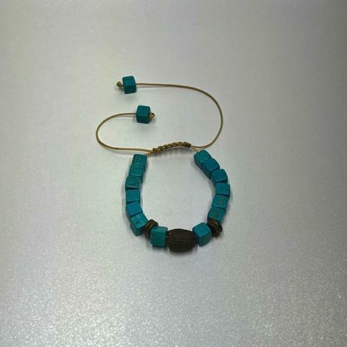 دستبند رنگ آبی فیروزه ایی وزن 10 گرم اندازه 32 سانتیمتر 