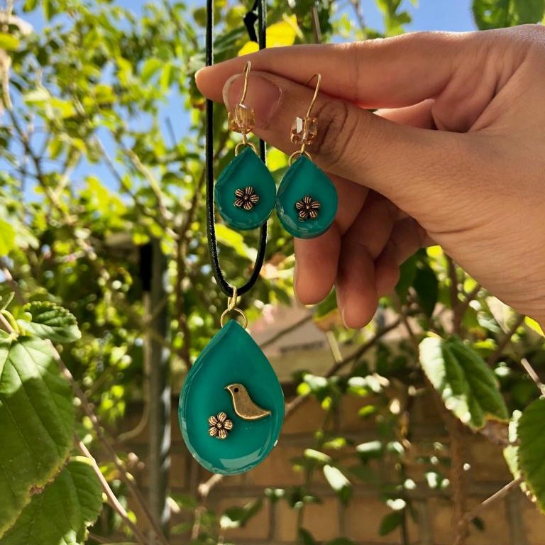 نیم ست رزینی گردنبند و گوشواره اشکی مدل پرنده