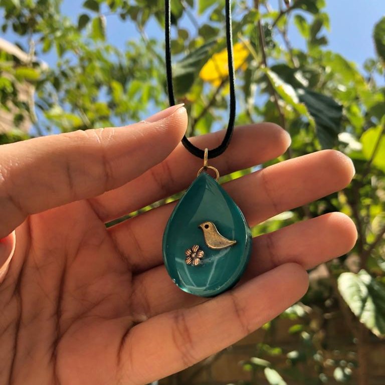 نیم ست رزینی گردنبند و گوشواره اشکی مدل پرنده