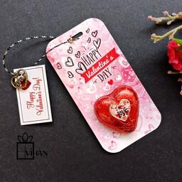 گیفت شکلات قلبی نصب شده روی کارت با تم ولنتاین به همراه آویز قلب برنزی و تگ تبریک ولنتاین 2