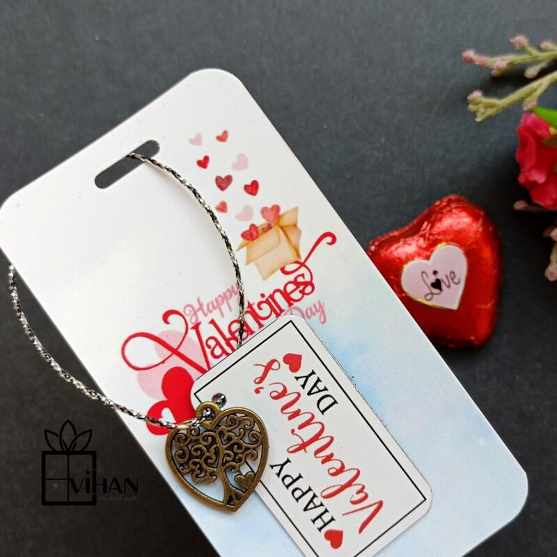 گیفت شکلات قلبی نصب شده روی کارت با تم ولنتاین همراه با آویز قلبی و تگ تبریک ولنتاین 1