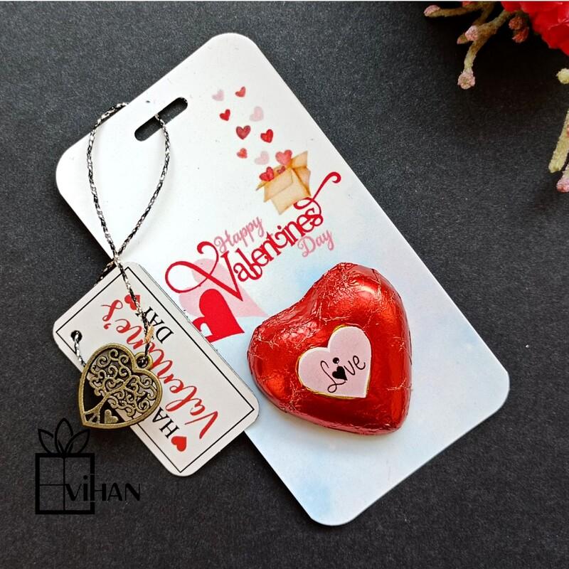 گیفت شکلات قلبی نصب شده روی کارت با تم ولنتاین همراه با آویز قلبی و تگ تبریک ولنتاین 1
