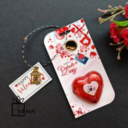 گیفت شکلات قلبی نصب شده روی کارت با تم ولنتاین همراه با آویز مرغ آمین 