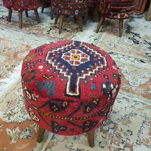 پاف تمام فرش دستباف  شیراز ، پایه دار سایز  40*40  ارتفاع 45 رنگ لاکی سرخابی سرمه ای.