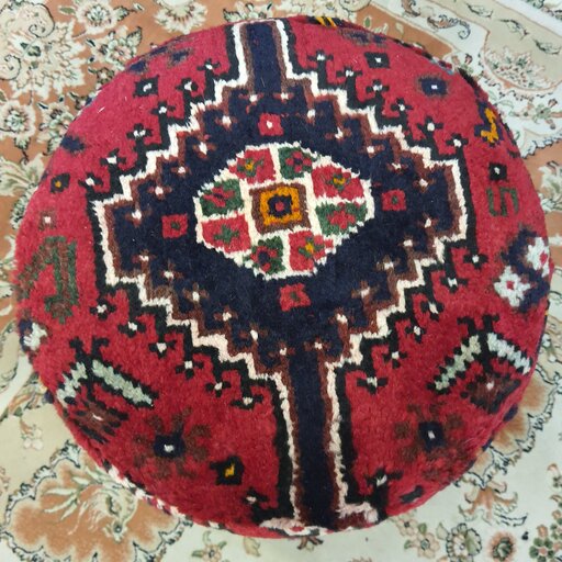 پاف تمام فرش دستباف  شیراز ، پایه دار سایز  40*40  ارتفاع 45 رنگ لاکی سرخابی سرمه ای